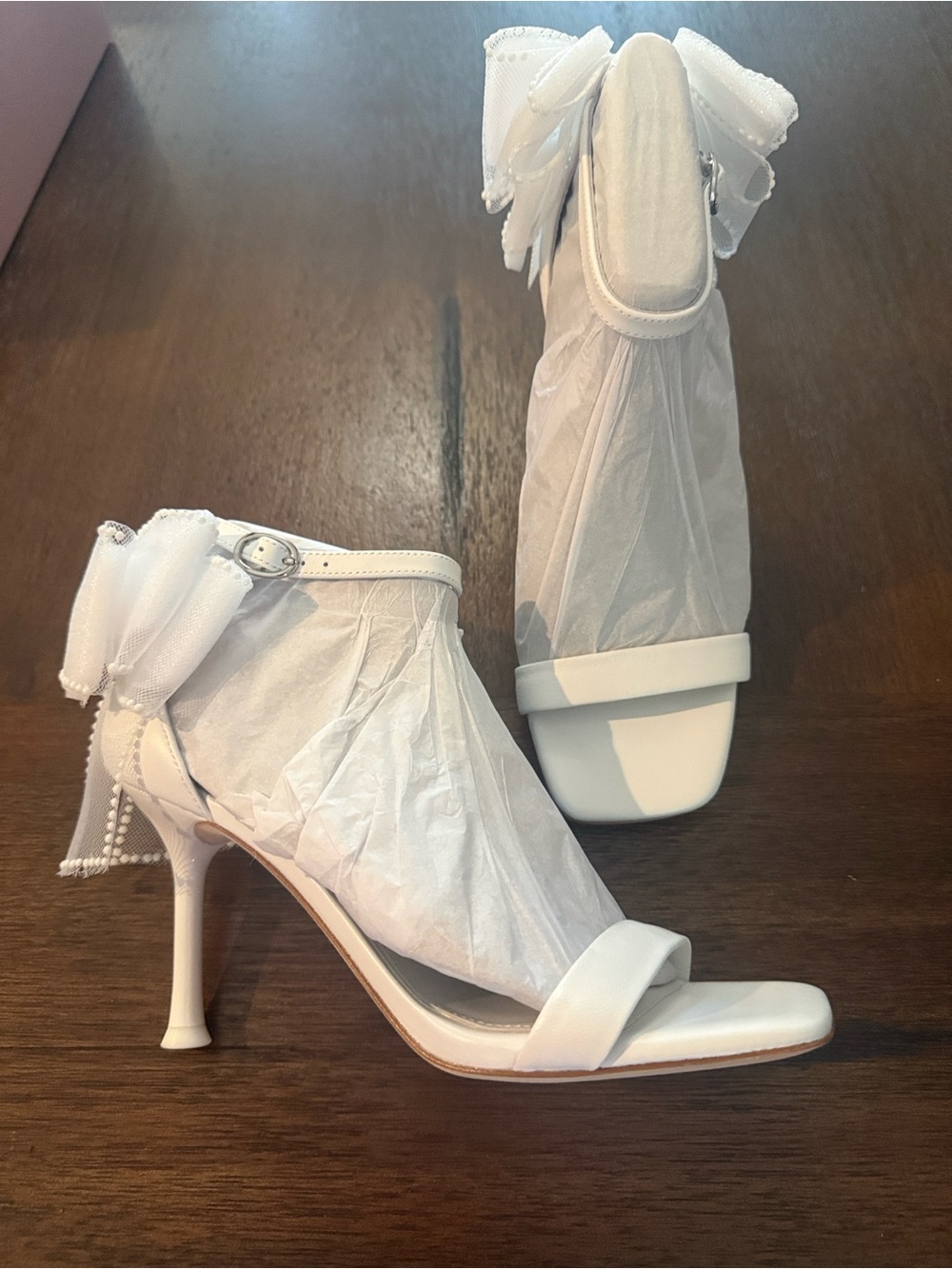 Delatan Elegant White Bow Ankle-Strap Stiletto heel. Size 8 NWT AND BOX